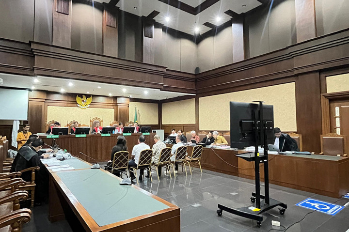 Harvey hadir dalam persidangan pada pukul 11.10 WIB. Ia datang bersama dengan dua terdakwa lainnya yakni Suparta dan Reza Andriansyah. 