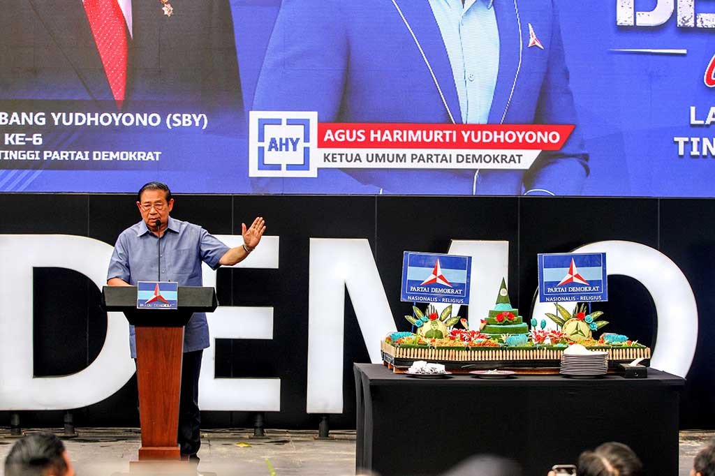 Pantauan Medcom.id, SBY datang memakai kemeja biru muda dengan Lexus berplat nomor B 414 RI. Ketua Majelis Tinggi Partai Demokrat itu datang disambut anaknya sekaligus Ketua Umum Partai Demokrat Agus Harimurti Yudhoyono (AHY).