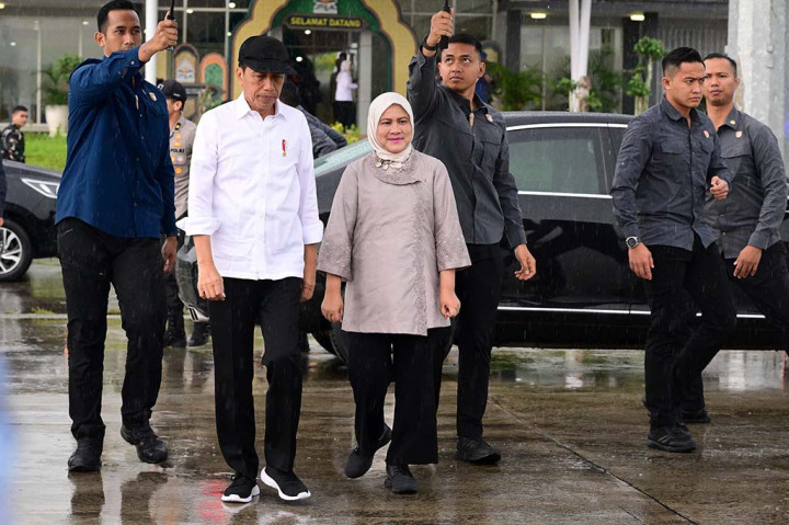 Presiden Joko Widodo didampingi Ibu Iriana Joko Widodo melanjutkan kegiatan kunjungan hari kedua dengan bertolak menuju Provinsi Aceh, pada Senin, 9 September 2024. Pesawat Kepresidenan Indonesia-1 yang membawa Presiden Jokowi dan rombongan lepas landas dari Bandara Internasional Aji Pangeran Tumenggung, Kota Samarinda, sekitar pukul 08.00 WITA.
