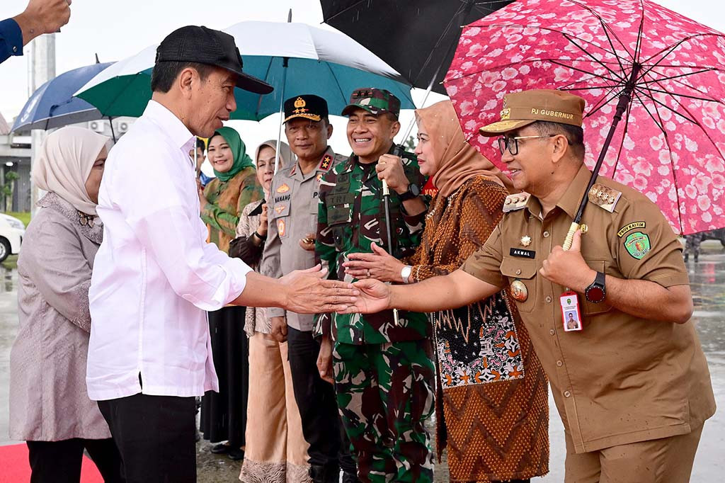 Setibanya di Bandara Internasional Sultan Iskandar Muda, Kabupaten Aceh Besar, Presiden dan Ibu Iriana akan langsung menuju Gerbang Tol Baitussalam. Di sana, Presiden akan meresmikan sejumlah ruas jalan tol Sigli-Banda Aceh.