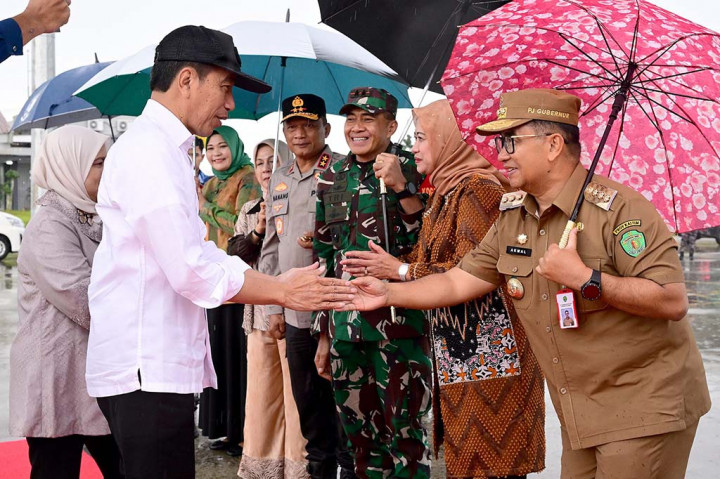 Setibanya di Bandara Internasional Sultan Iskandar Muda, Kabupaten Aceh Besar, Presiden dan Ibu Iriana akan langsung menuju Gerbang Tol Baitussalam. Di sana, Presiden akan meresmikan sejumlah ruas jalan tol Sigli-Banda Aceh.
