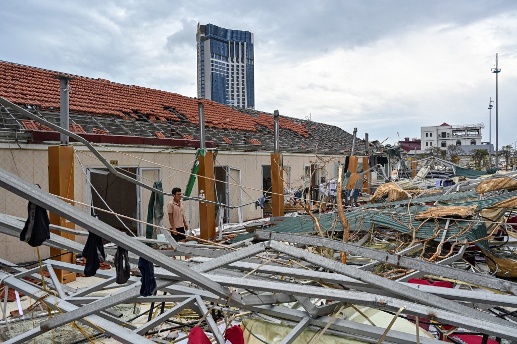 Otoritas Manajemen Bencana Vietnam melaporkan bahwa lebih dari 8.000 rumah rusak, dan jaringan listrik serta telekomunikasi terputus. Ombak setinggi empat meter akibat Yagi juga telah menenggelamkan 25 kapal dan menghancurkan beberapa tambak ikan.