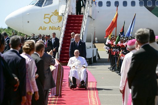 Presiden Timor Jose Manuel Ramos-Horta dan Perdana Menteri Xanana Gusmao, beserta delegasi dan 14 orang berpakaian adat yang mewakili 14 kotamadya di negara tersebut, menunggu di landasan. 