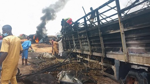 Gambar-gambar menunjukkan bangkai kendaraan yang terbakar, satu masih mengepul dengan asap dan api setelah insiden di distrik pemerintah daerah Agaie di Niger.