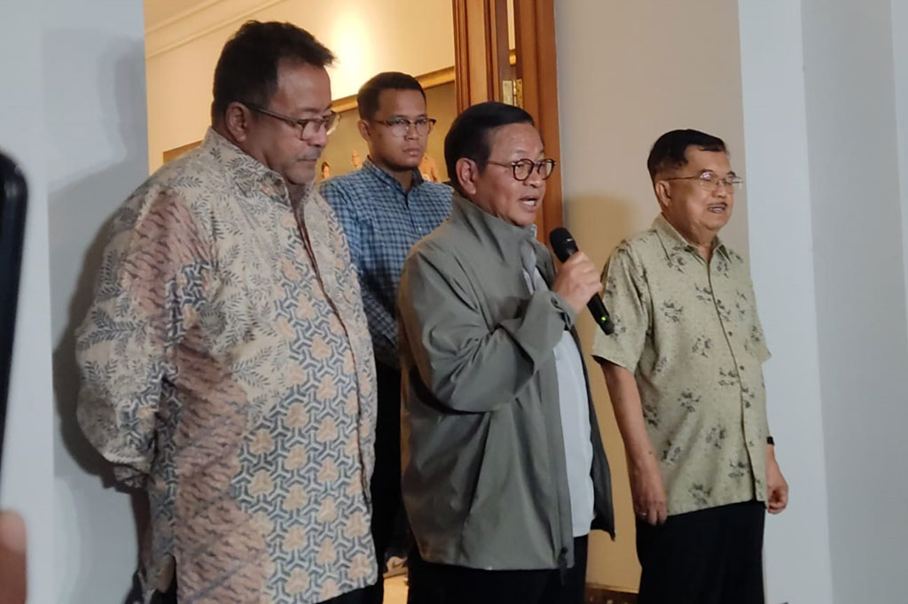 Sementara Pramono menganggap JK sebagai orang tua. Sekretaris Kabinet itu juga menyinggung peran JK di Jakarta. Salah satunya dalam menekan banjir. Khususnya yang mengarah ke bandara.