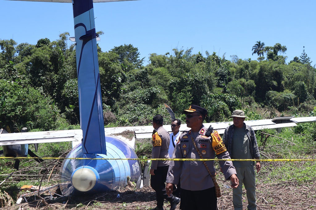 Polisi melakukan olah tempat kejadian perkara (TKP) insiden tergelincirnya Pesawat Trigana PK YSP ATR 42-500 di Bandar Udara Stevanus Rumbewas Serui, Kabupaten Kepulauan Yapen. Olah TKP untuk mengetahui penyebab kecelakaan tersebut.
