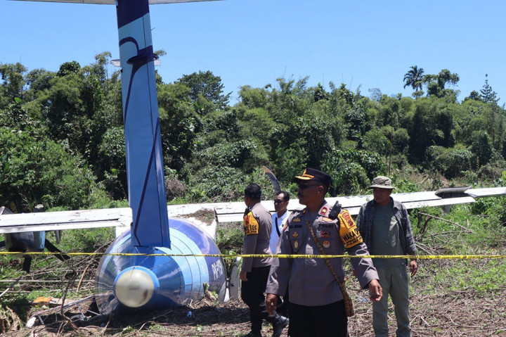 Polisi melakukan olah tempat kejadian perkara (TKP) insiden tergelincirnya Pesawat Trigana PK YSP ATR 42-500 di Bandar Udara Stevanus Rumbewas Serui, Kabupaten Kepulauan Yapen. Olah TKP untuk mengetahui penyebab kecelakaan tersebut.
