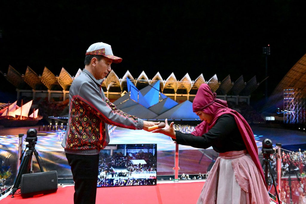 Dia berpesan agar seluruh atlet dan kontingen memegang teguh sportivitas dan fair play atau kejujuran selama mengikuti PON XXI.