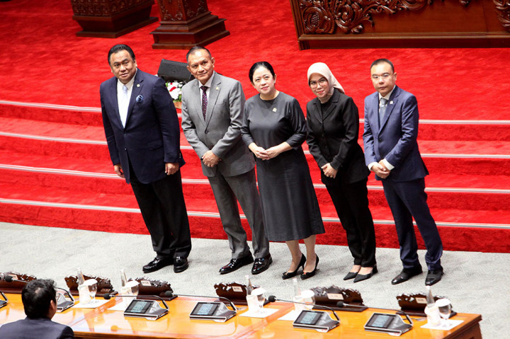 Sementara itu, Ketua Komisi II DPR RI Ahmad Doli Kurnia Tandjung menjelaskan bahwa pergantian antar waktu anggota KPU RI dilakukan berdasarkan ketentuan Pasal 37 ayat (4) huruf a Undang-Undang Nomor 7 Tahun 2017 tentang Pemilu.