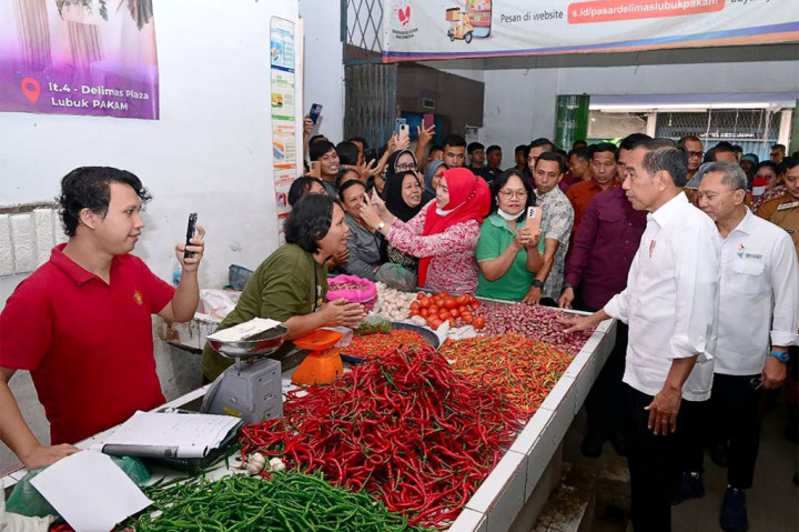 Presiden Joko Widodo mengunjungi Delimas Pasar Raya Lubuk Pakam, Kabupaten Deli Serdang, Selasa, 10 September 2024. Dalam kunjungannya, Presiden mengecek stabilitas harga bahan pokok dan memberikan sejumlah bantuan kepada para pedagang.