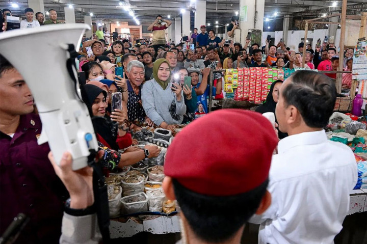 Jokowi menyampaikan bahwa harga sejumlah komoditas utama di pasar menunjukkan tren yang cukup baik. “Saya melihat harga-harga yang ada di pasar, saya lihat semuanya baik dan justru beberapa komoditas turun,” ujar Presiden dalam keterangannya kepada awak media usai peninjauan.