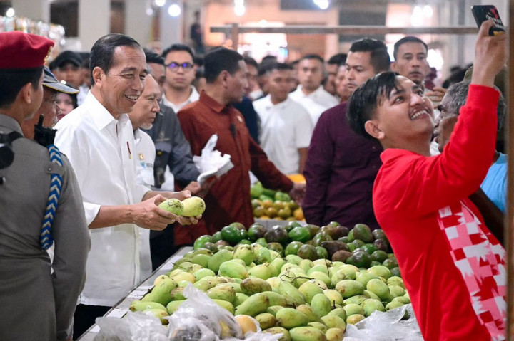 Selain memantau harga, Presiden juga menyempatkan diri berdialog dengan para pedagang. Bahkan, Presiden sempat membeli beberapa dagangan, seperti buah pepaya dan mangga.