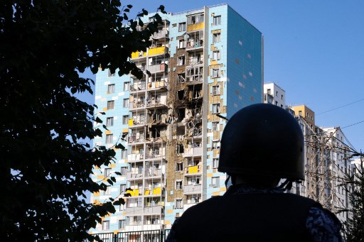 Sebuah bangunan tempat tinggal rusak setelah serangan pesawat tanpa awak (drone) Ukraina di Ramenskoye di wilayah Moskow pada Selasa, 10 September 2024.