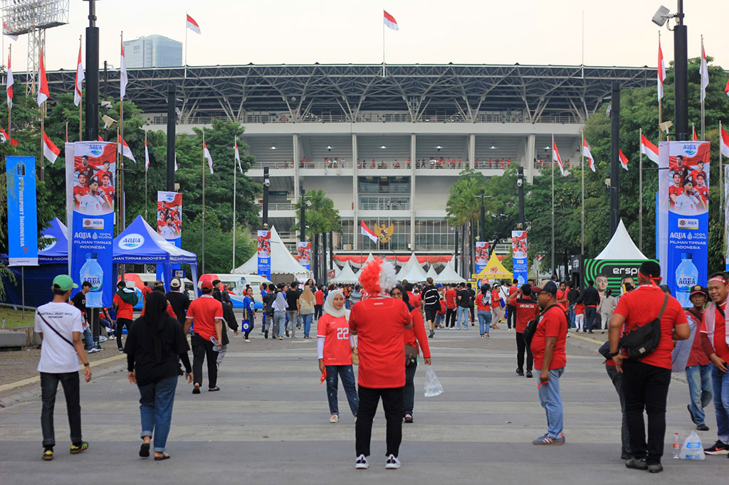 Timnas sepak bola Indonesia akan bertanding melawan Australia dalam laga kedua Kualifikasi Piala Dunia 2026 pada Selasa, 10 September 2024. Ribuan suporter telah memadati Stadion Utama Gelora Bung Karno (SUGBK).