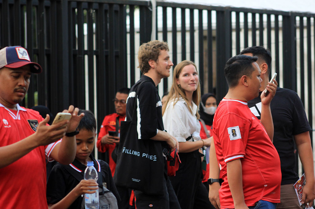 Berbagai kalangan hadir, bahkan juga terlihat warga negara asing yang hadir untuk menyaksikan pertandingan tersebut.