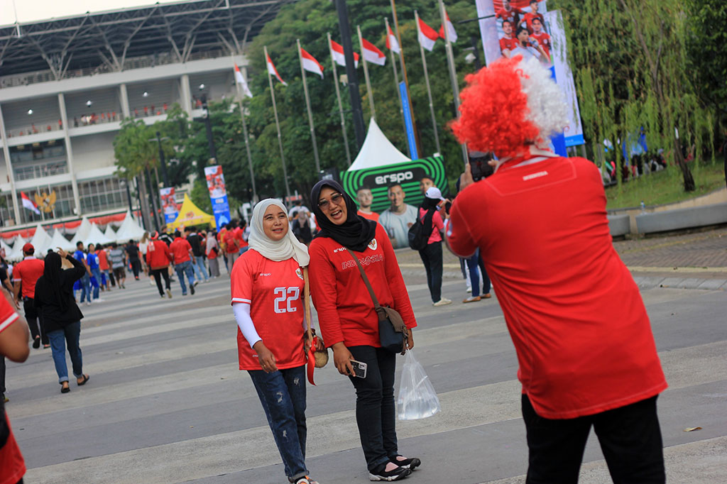 Tidak hanya itu, sejumlah suporter juga terpantau hadir dengan membawa sejumlah aksesoris yang beragam, seperti bendera merah putih, syal bertuliskan 'Indonesia', jersey Timnas Indonesia, hingga menggunakan kostum unik. 
