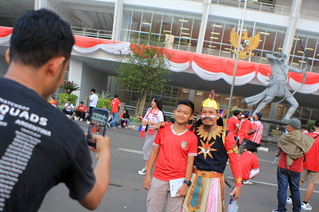 Ribuan suporter telah memenuhi area Stadion Utama Gelora Bung Karno (SUGBK), Jakarta, Selasa, 10 September 2024. Sejumlah suporter terlihat mengenakan sejumlah aksesoris seperti Bendera Merah Putih, syal bertuliskan 'Indonesia', jersey Timnas Indonesia, hingga menggunakan kostum unik.