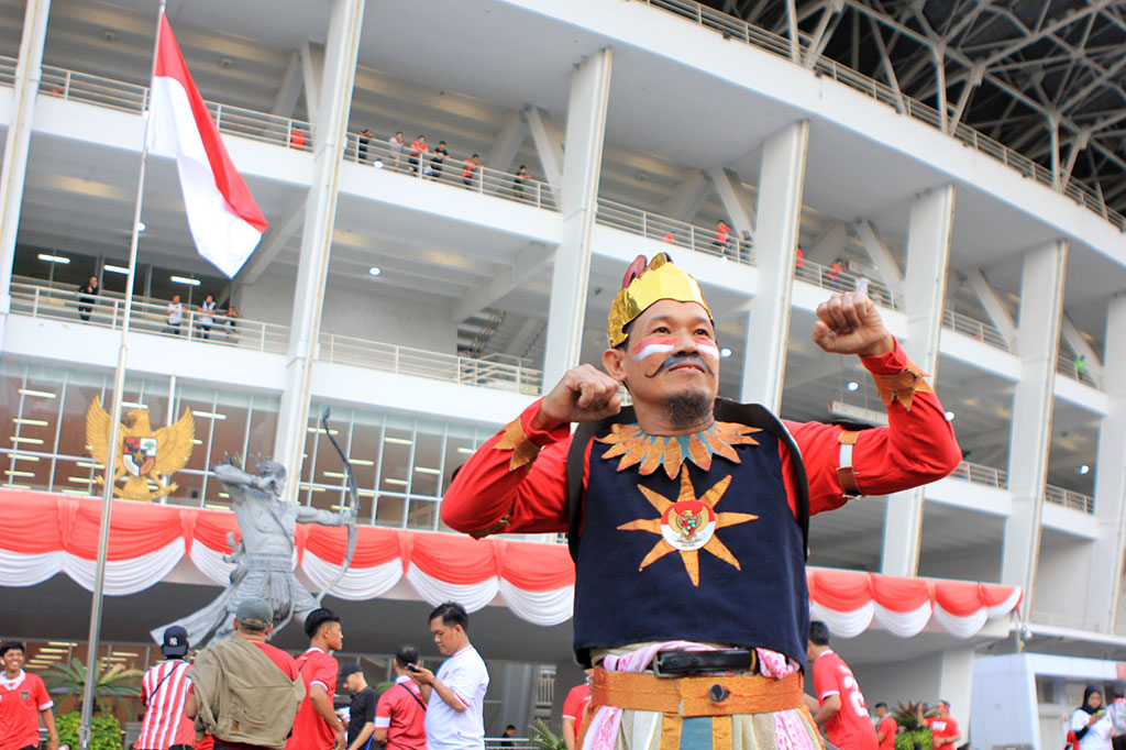 Salah satunya Parsan, pria warga Kedoya, Jakarta Barat yang hadir seorang diri dengan mengenakan kostum Gatot Kaca. 
