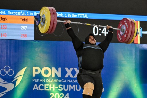 Angkatan Amel membaik pada clean and jerk, dengan memecahkan rekor menjadi 143 kilogram yang dicetak saat angkatan kedua. Sebelumnya pada PON XX, Amel memegang rekor angkatan clean and jerk 142 kilogram.
