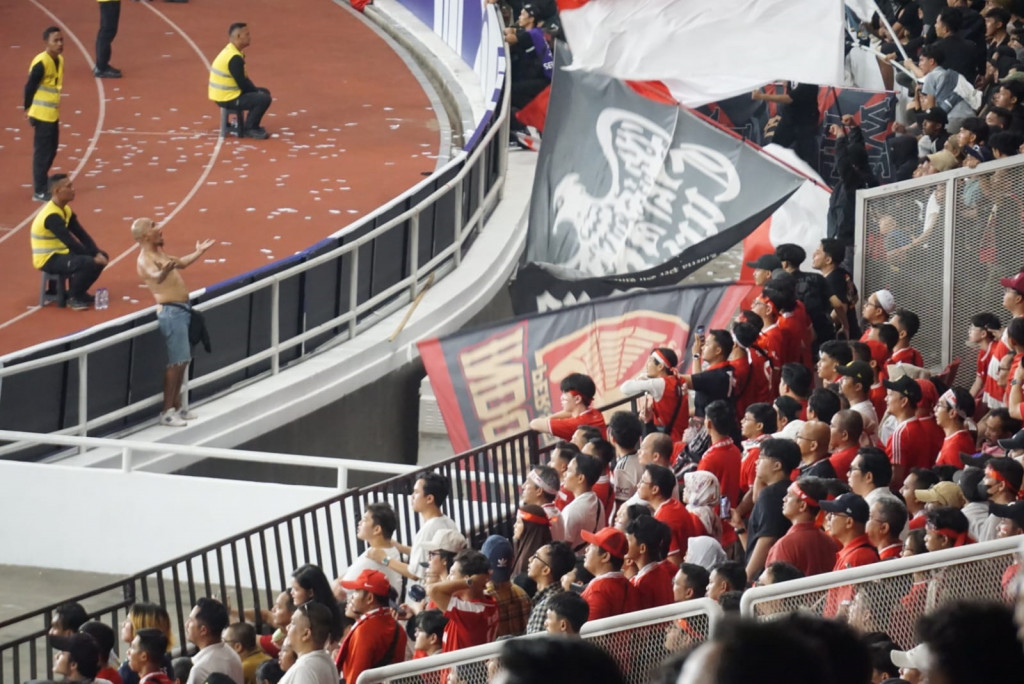 Pertandingan ini menjadi laga kedua untuk kedua tim di kualifikasi tersebut. Pada laga pertama, Indonesia menangan imbang tuan rumah Arab Saudi 1-1 dan Australia ditekuk tim tamu Bahrain dengan skor 0-1.