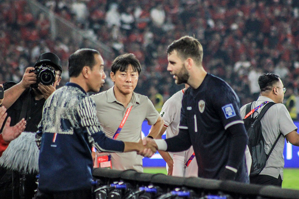 Jokowi dan Paes nampak tersenyum semringah dan sedikit berbincang, namun tidak jelas apa yang mereka ucapkan.
