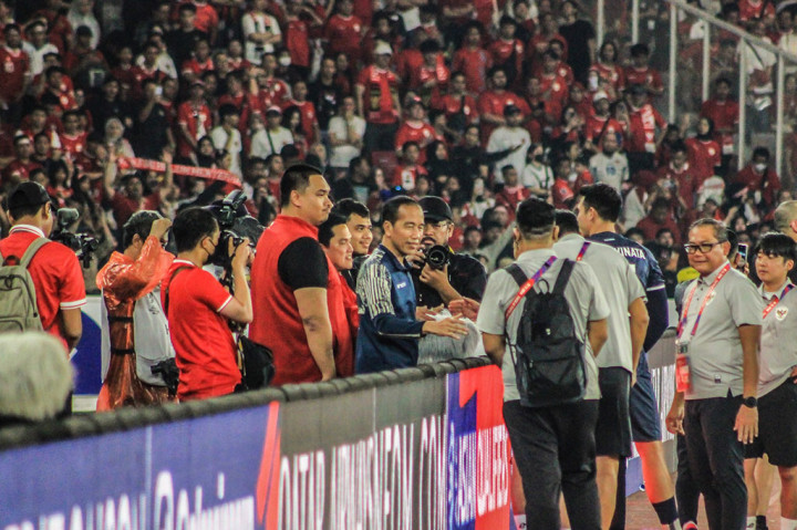Presiden Joko Widodo langsung turun ke lapangan usai menonton langsung laga Timnas Indonesia melawan Australia pada lanjutan laga Grup C putaran ketiga kualifikasi Piala Dunia 2026 zona Asia di Stadion Utama Gelora Bung Karno, Jakarta, Selasa, 10 September 2024.