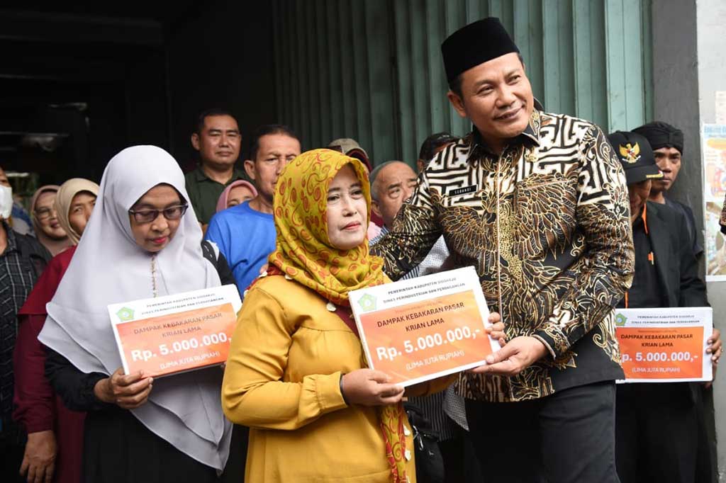 Pemkab Sidoarjo memberikan bantuan sosial kepada 297 pedagang pemilik stan Pasar Krian yang terbakar beberapa waktu lalu berupa uang masing-masing Rp5 juta. Bantuan tersebut diserahkan secara simbolis oleh Plt Bupati Sidoarjo Subandi.