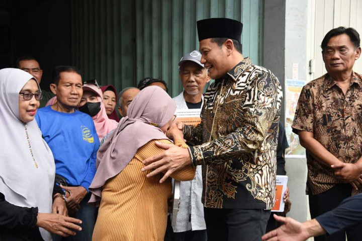 Sebagai permulaan, Pemkab Sidoarjo memberikan bantuan uang sebesar Rp5 juta. Uang tersebut diharapkan dapat dimanfaatkan untuk modal usaha, sehingga mereka tidak sampai kehilangan mata pencaharian akibat musibah tersebut.