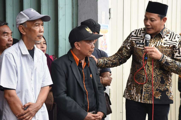 Subandi menambahkan, Pemkab Sidoarjo juga akan segera melakukan perbaikan Pasar Krian dan anggarannya sudah disiapkan. Sembari menunggu perbaikan, Pemkab Sidoarjo akan menyiapkan lapak sementara. Tempatnya di sekitar Pasar Krian dan ada sekitar 300 lapak sementara yang akan disiapkan.