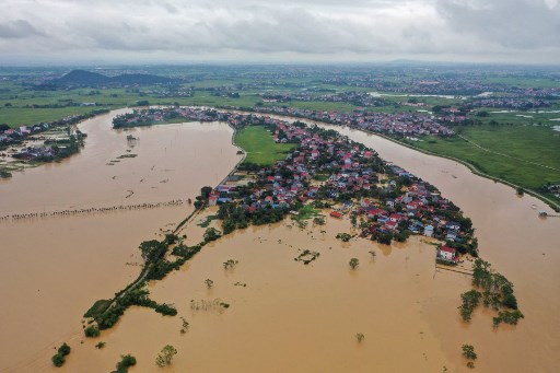 Foto udara menunjukkan banjir yang melanda rumah-rumah di Provinsi Thai Nguyen pada Selasa, 10 September 2024, setelah Topan Yagi melanda Vietnam utara.