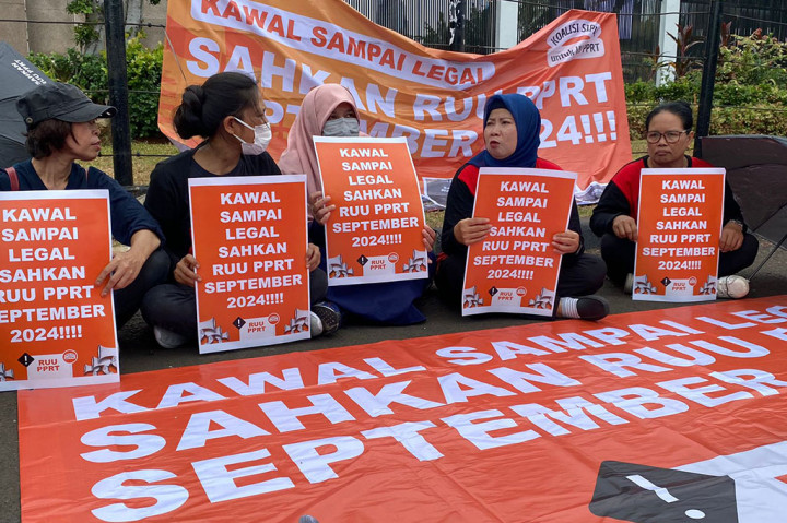 Jumisi juga membandingkan kineja DPR yang berbeda antara pengesahan Undang-Undang Cipta Kerja dan revisi UU Pilkada yang dinilai begitu cepat dibandingkan dengan RUU PPRT yang sudah 20 tahun tersendat di DPR. Jumisi meras miris melihat DPR yang tidak memperhatikan nasib dari pekerja rumah tangga.