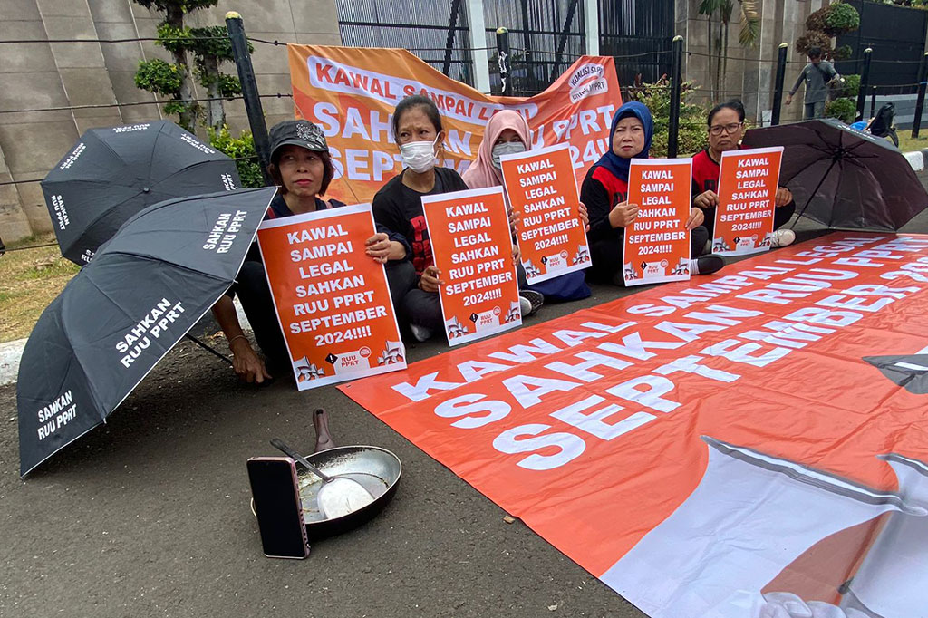 “Kita maunya ada respon dari dalam, misalnya ada kendala apa dan apa yang bisa kami bantu dari kami kualiasi masyarakat sipil ini untuk mendorong pengesahaanya di bulan september,” kata Staf Advokasi Jala PRT Jumisi Saat berdemo di depan gedung DPR RI, Jakarta Pusat, Rabu, 11 September 2024.