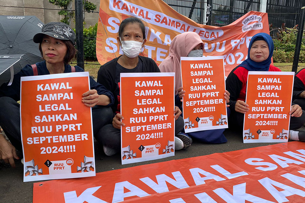 Koalisi masyarakat sipil memasuki hari ke dua berunjuk rasa di depan Gedung DPR/MPR dengan tuntutan yang sama yaitu mendesak DPR mengesahkan Rancangan Undang-Undang (RUU) Perlindungan Pengesahan Rumah Tangga (PPRT) yang sudah 20 tahun menggantung. 