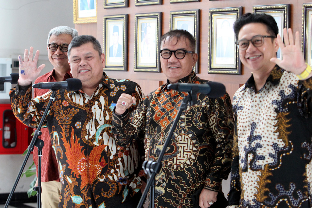 Mereka yang lolos akan mengikuti tahapan tes berikutnya yakni wawancara dan tes kesehatan jasmani serta rohani. Capim dan Dewas KPK waktunya berbeda.