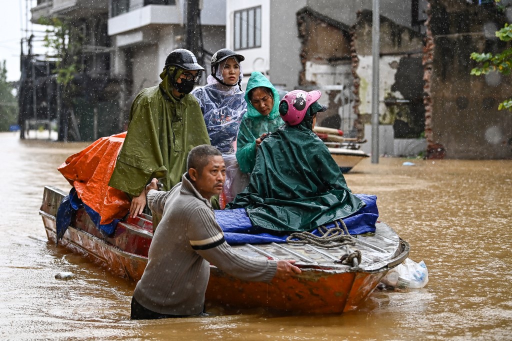 Yagi melanda pada hari Sabtu, membawa angin berkecepatan lebih dari 149 kilometer per jam dan hujan lebat yang menyebabkan banjir yang belum pernah terjadi selama beberapa dekade, menurut penduduk setempat.
