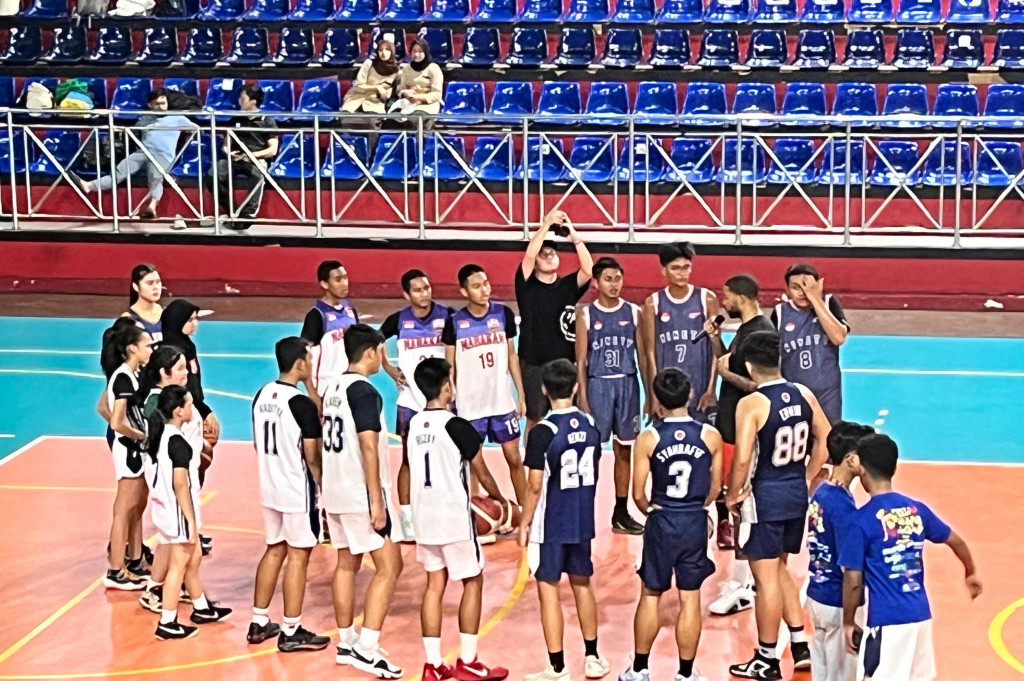 SMAN 6 Jakarta dan SMAN 90 Jakarta akan bertanding dalam laga final basket di Gor Bulungan, Jakarta Selatan. Sebelum tanding, mereka terlebih dahulu mendapatkan coaching clinic dari Jamarr Andre Johnson, pebasket dari klub Dunkin Raptors di Liga Basket Thailand.