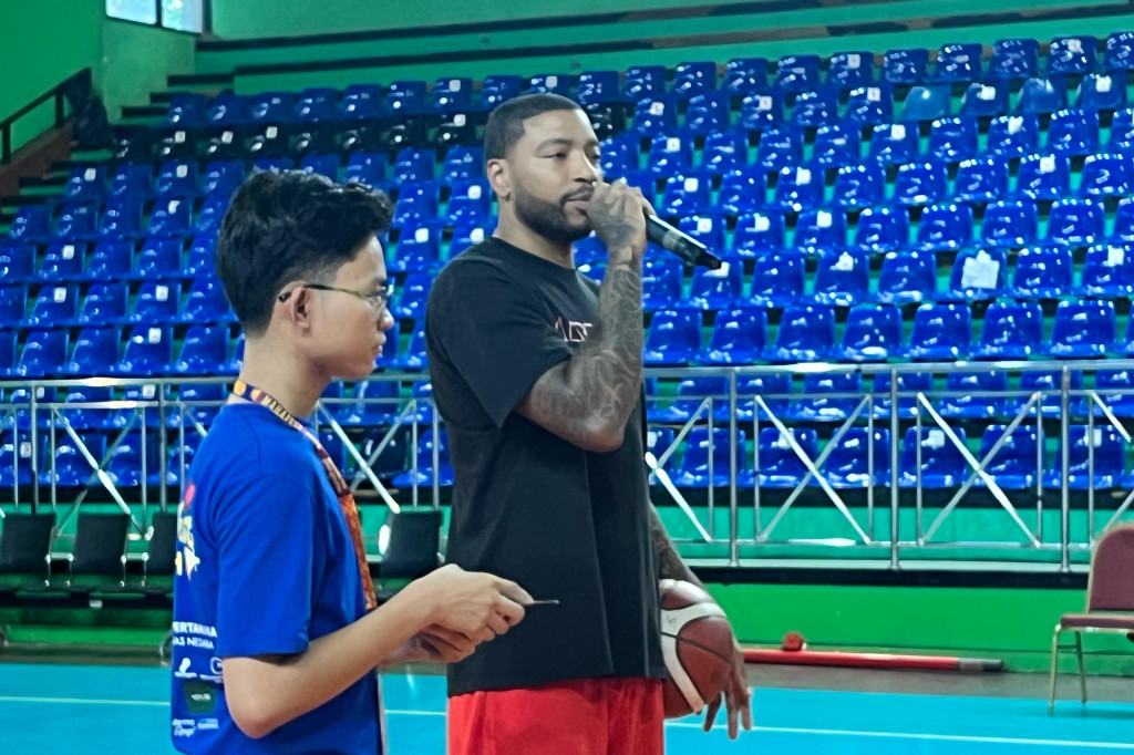 Pebasket kelahiran Amerika serikat Jamarr Andre Johnson mengaku senang telah memberikan tambahan keterampilan basket kepada para siswa yang hendak bertanding. Pria 36 tahun ini berharap para siswa mendapat gaya baru dan semakin hebat dalam bermain basket.