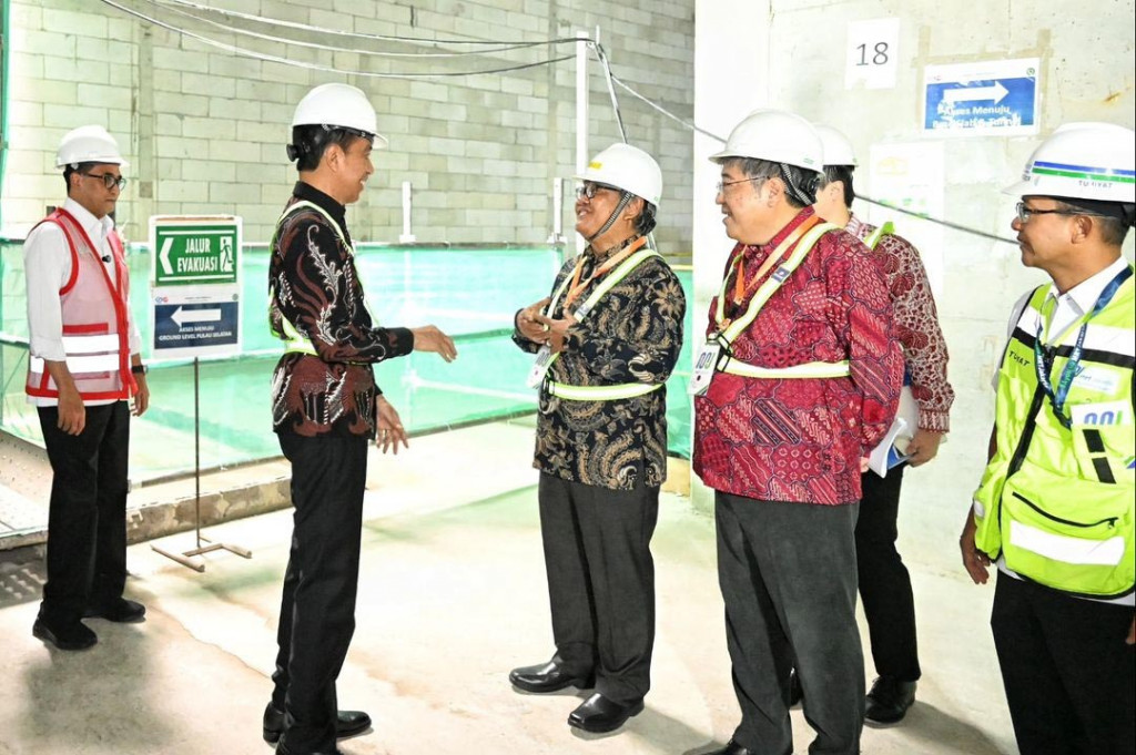Presiden Joko Widodo secara resmi mencanangkan pembangunan Moda Raya Terpadu (MRT) Jakarta Lin Timur-Barat Fase 1 Tahap 1 yang akan menghubungkan Medan Satria hingga Tomang sepanjang 24,5 kilometer. Acara pencanangan ini berlangsung di Proyek Stasiun MRT M.H. Thamrin Jakarta, pada Rabu, 11 September 2024.