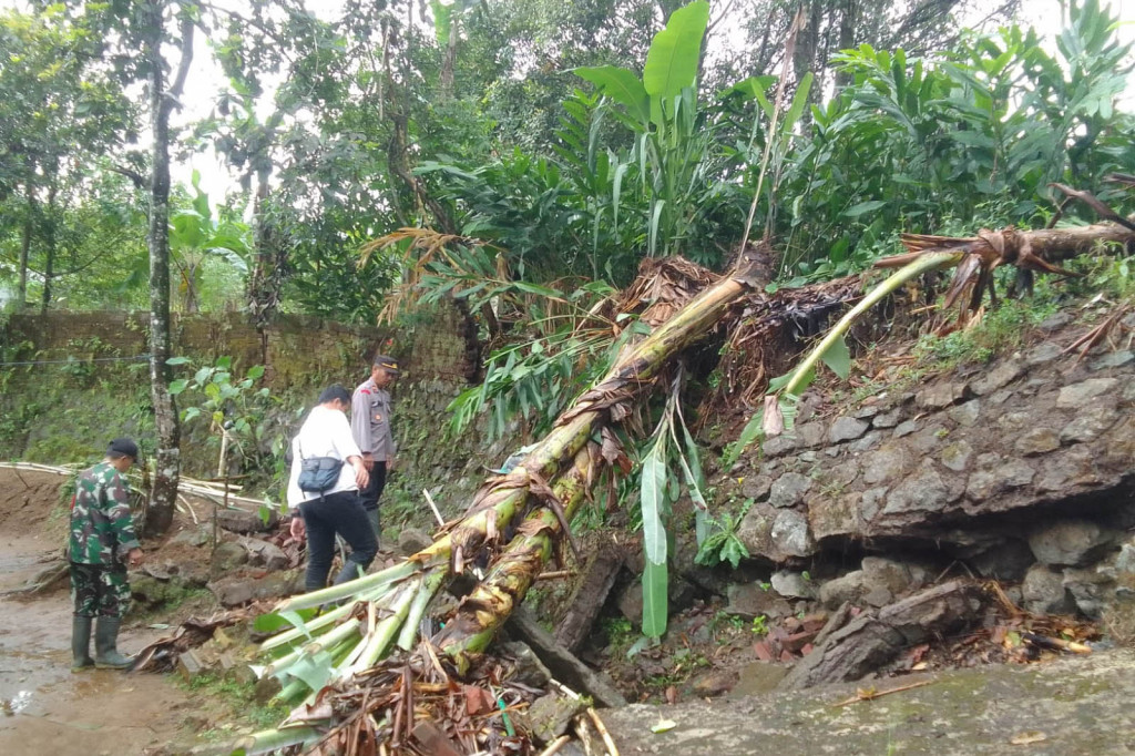 Kepala Pelaksana Badan Penanggulangan Bencana Daerah (BPBD) Kabupaten Garut, Aah Anwar Saefullah mengatakan, hujan deras yang menguyur wilayahnya menyebabkan pergeseran tanah dan longsor di Kampung Gunung Bubut, Desa Cihaurkuning hingga ada beberapa rumah mengalami kerusakan. Akan tetapi, di Kampung Cikaak, Desa Sindangsari telah menimpa rumah dan pemilik menelan kerugian hingga mereka mengungsi.
