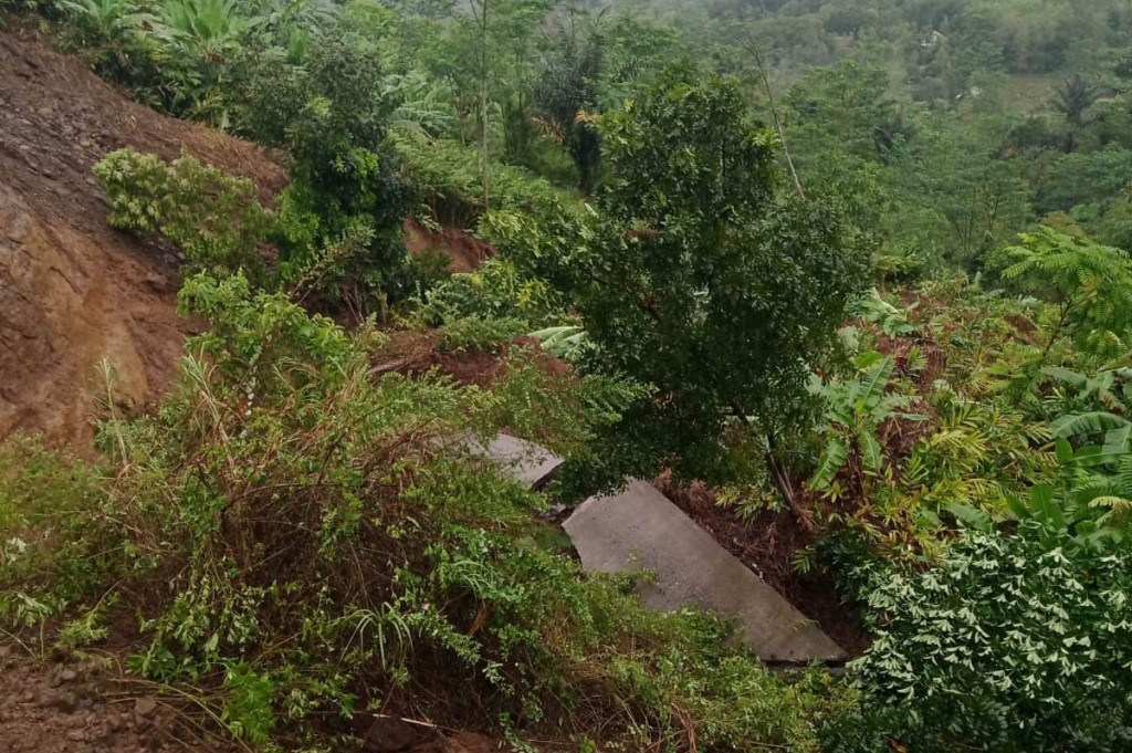 Hujan dengan intensitas tinggi yang terjadi di Kampung Gunung Bubut, Desa Cihaurkuning, Kecamatan Cisompet dan Kampung Cikaak, Desa Sindangsari, Kecamatan Cihurip Kabupaten Garut, menyebabkan longsor dan pergerakan tanah. Kejadian tersebut tidak ada korban jiwa, tetapi puluhan rumah terancam.