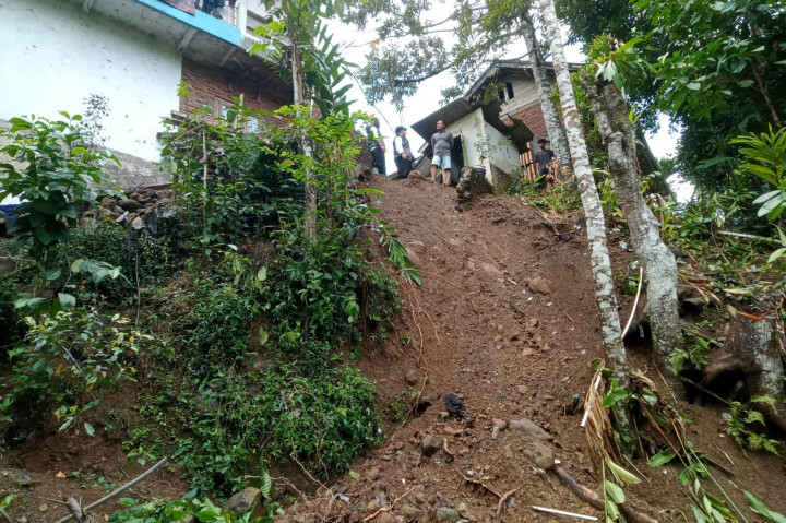 Ia mengatakan, hujan yang terjadi selama ini menyebabkan longsor di Kampung Langkob, Kampung Sukatani dan Kampung Sikluk, Desa Jayamukti menyebabkan ambruknya tebing penahan tanah (TPT) yang menimpa rumah milik Rosid dengan kerugian sekitar Rp50 juta. Namun, di Kampung Sukatani menimpa rumah milik Iin dan Enas kerugian sekitar Rp25 juta serta di Kampung Sikluk dan Kampung Batara terjadi longsor hingga mengganggu aktivitas warga.