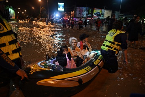Perdana Menteri Paetongtarn Shinawatra mengatakan bantuan sedang dalam perjalanan untuk sekitar 9.000 keluarga yang terkena dampak banjir di provinsi utara Chiang Mai dan Chiang Rai.