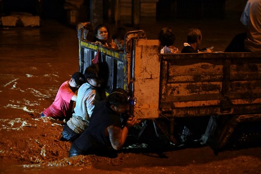 Petugas penyelamat mengevakuasi warga korban banjir yang melanda Kota Chiang Rai di Thailand utara pada Selasa, 11 September 2024.