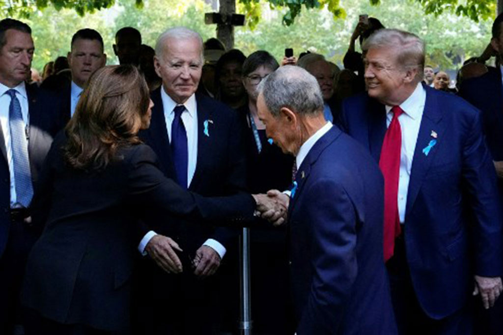 Calon presiden Amerika Serikat, Kamala Harris dan Donald Trump, menunjukkan pesan persatuan ketika keduanya berjabat tangan pada acara peringatan serangan teror 11 September 2001 di Ground Zero, New York, Rabu, 11 September 2024.