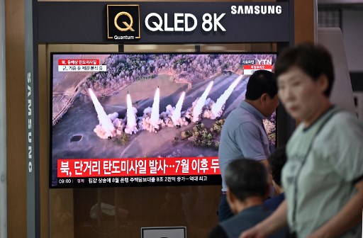 Kepala Staf Gabungan Korea Selatan mengatakan mereka mendeteksi rudal yang diluncurkan dari Pyongyang sekitar pukul 07.00 waktu setempat, terbang sejauh 360 kilometer (sekitar 220 mil) sebelum mendarat di perairan antara Semenanjung Korea dan Jepang.