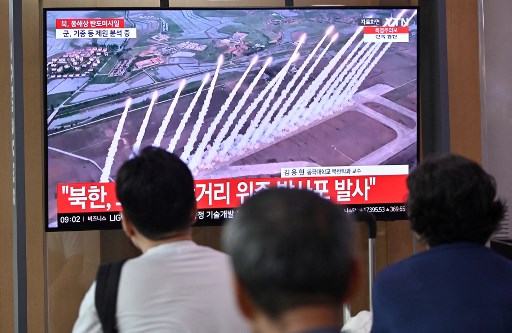 Orang-orang menonton layar televisi yang menayangkan siaran berita dengan rekaman uji coba rudal Korea Utara, di sebuah stasiun kereta api di Seoul, Korea Selatan, Rabu, 12 September 2024.
