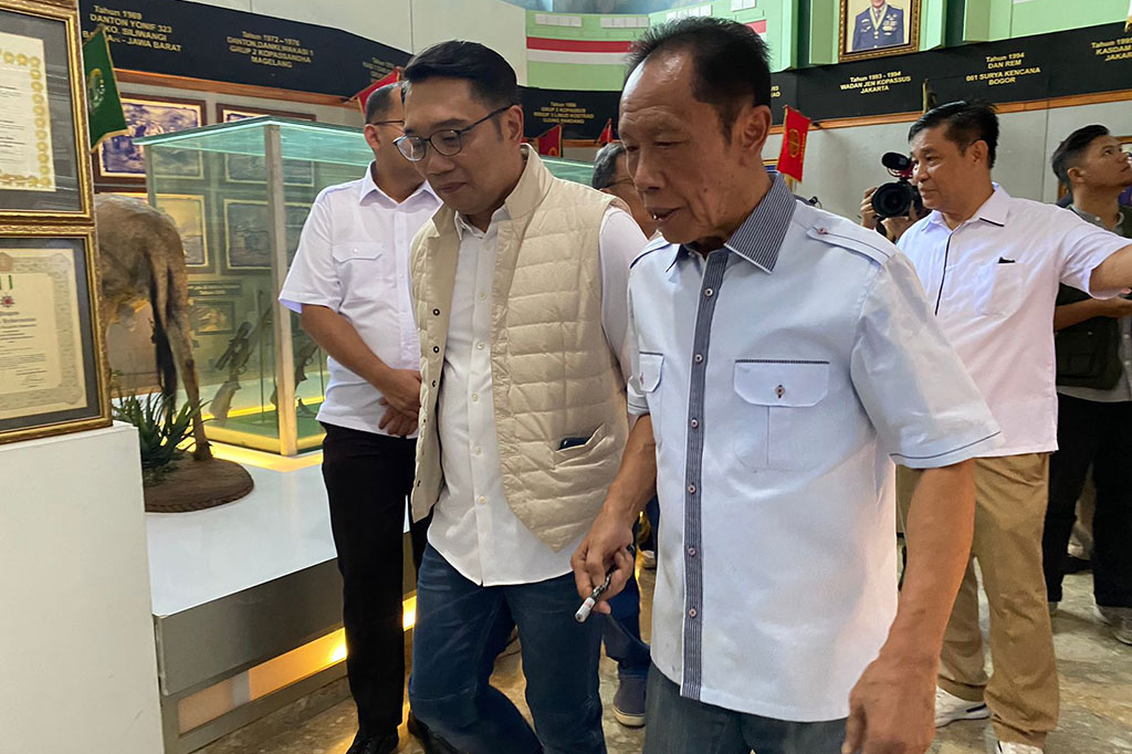 Bakal calon gubernur (Bacagub) Jakarta Ridwan Kamil berkunjung ke kediaman Gubernur DKI Jakarta Sutiyoso periode 1997-2007 di Museum Bang Yos, Jatisampurna, Bekasi, Kamis, 12 September 2024. RK sapaan Ridwan Kamil disambut langsung oleh Bang Yos.