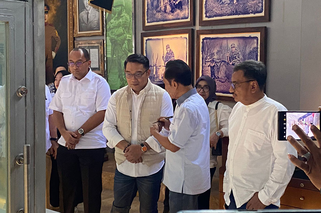 Bang Yos kemudian langsung mengajak berkeliling RK ke museum yang terletak di belakang kediamannya. 