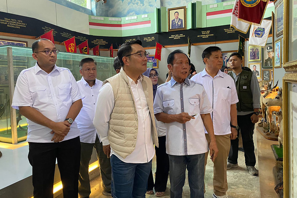 Bang Yos menceritakan setiap detail perjalanan hidupnya yang tergambar dalam potret di Museum tersebut. Terlihat RK menyimak dengan seksama penjelasan dari Bang Yos.