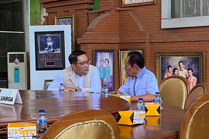 Setelah berkeliling, Bang Yos kemudian mengajak RK berbincang secara tertutup di area keluarga yang ada di museum tersebut.